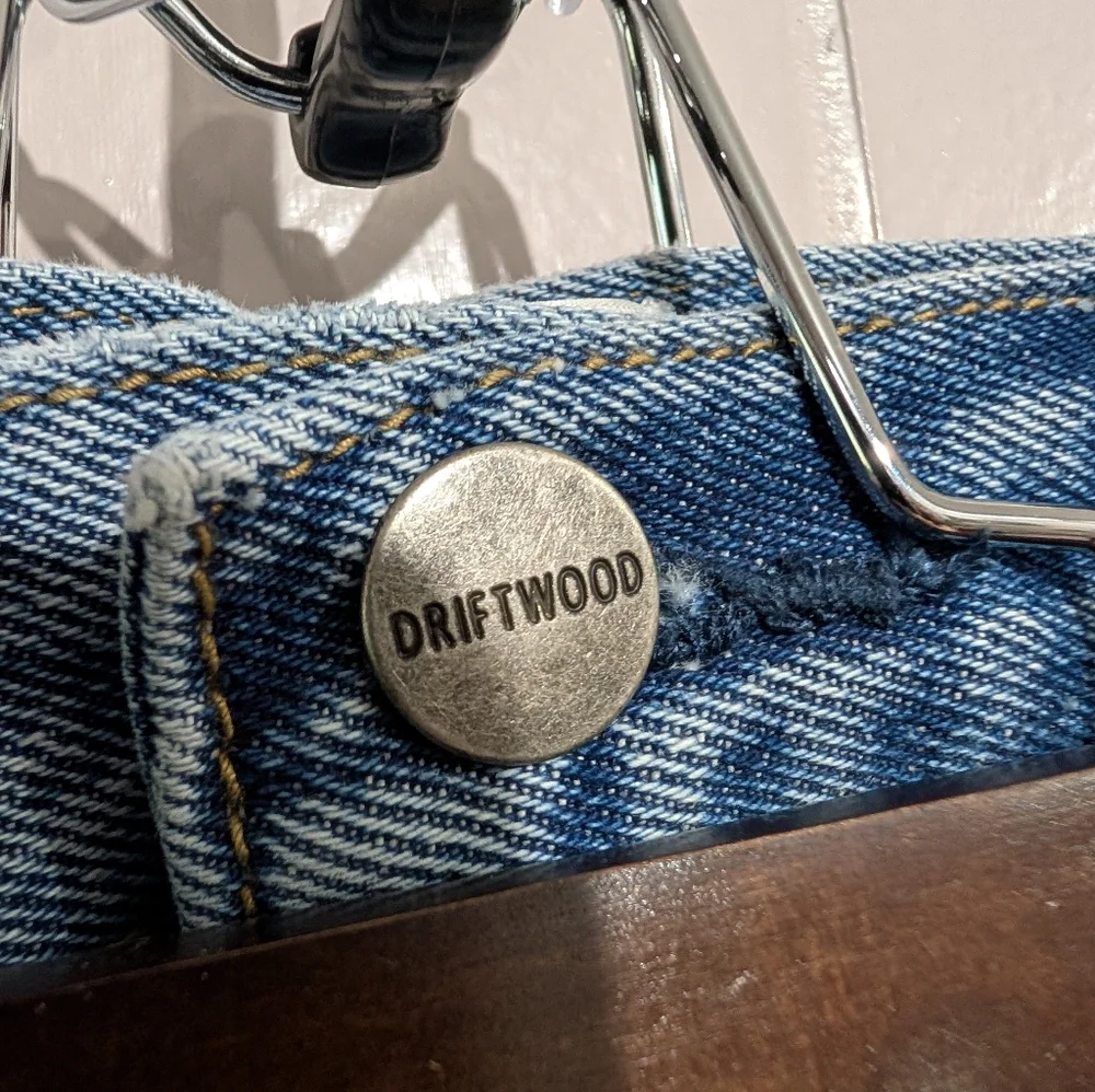 Driftwood Embroidered Stars Bermuda Shorts Size 31 New With Tags - Picture 6 of 9